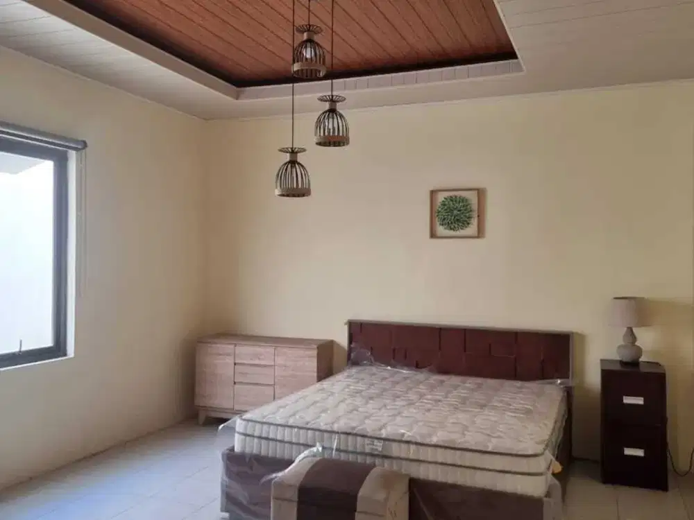 DIKONTRAKAN RUMAH TAHUNAN 2 LANTAI FURNISH HARGA NEGO SENTUL CITY