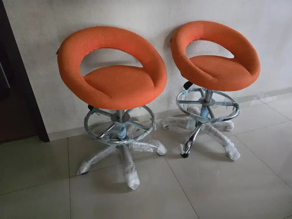 Kursi Bar Lucu Orange