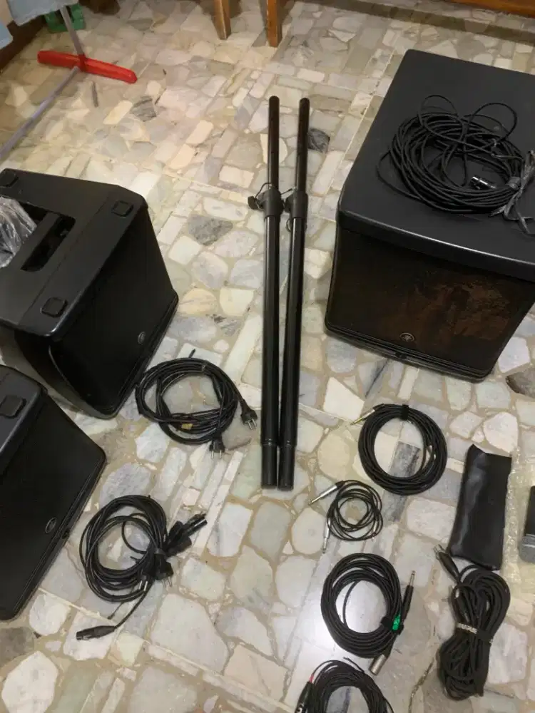Mackie DLM12(2) Mackie Subwoofer DLM12S(2) Mackie Mixer DL1608(1)