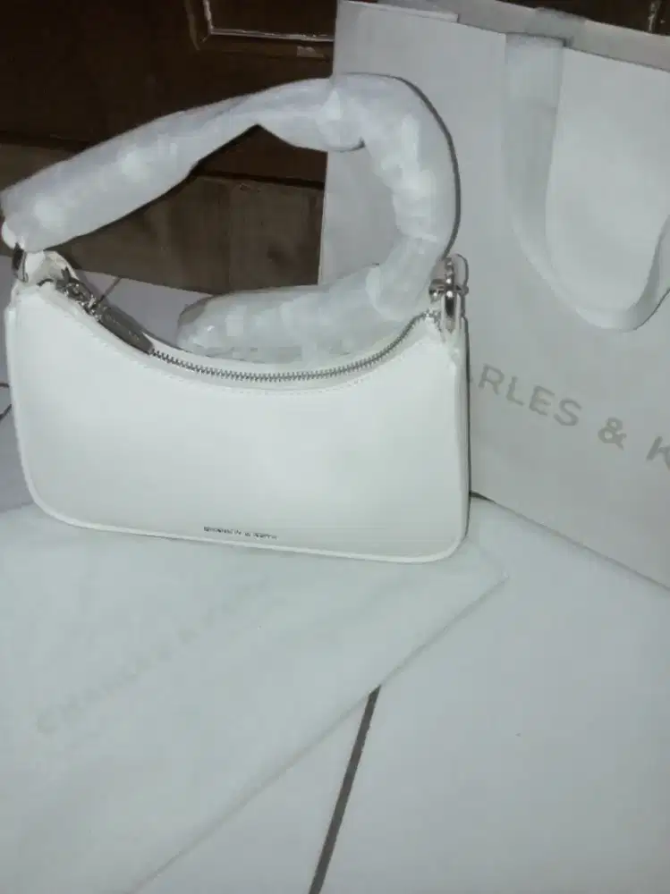 Tas Charles & Keith Chain-Link Lane – Warna Cream, Original Baru 100%