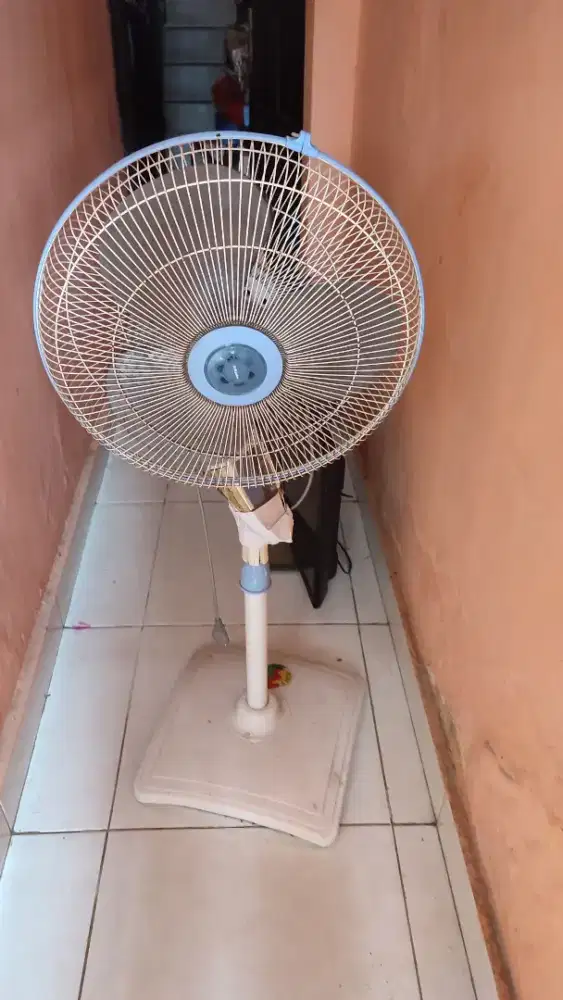 Kipas angin berdiri (standing fan) rusak total