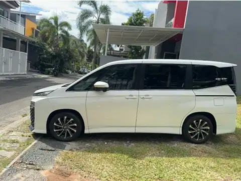 Di jual cepat Toyota Voxy 2023 Bensin warna putih low kilometer