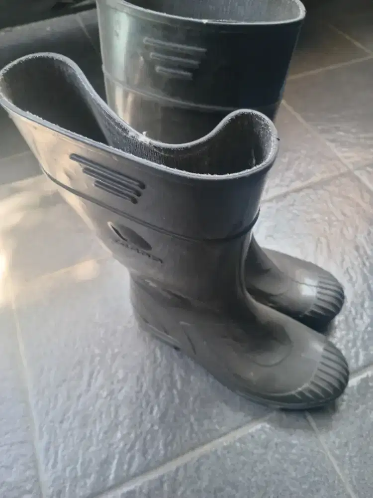 Sepatu boot dewasa