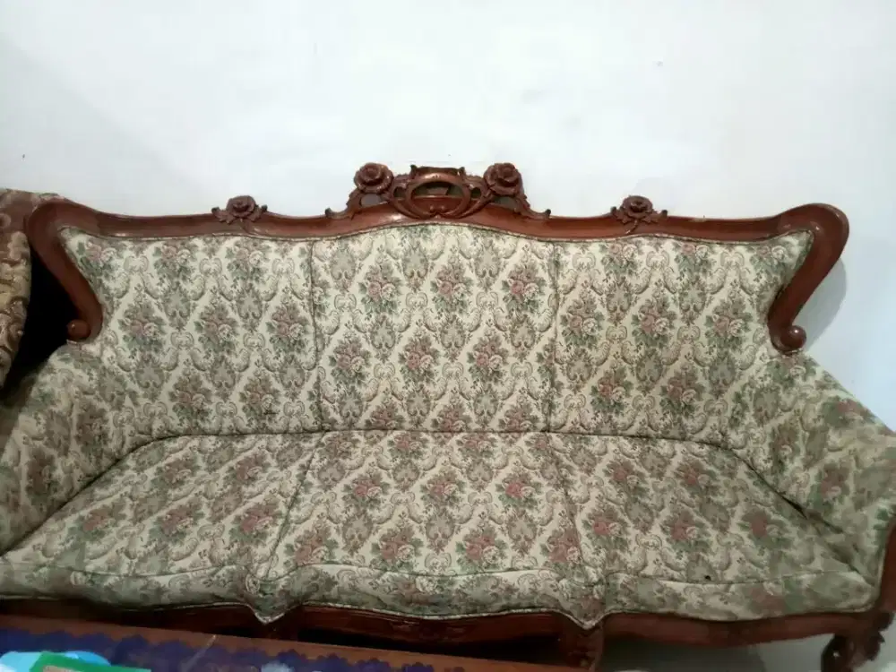 Kursi ruang tamu