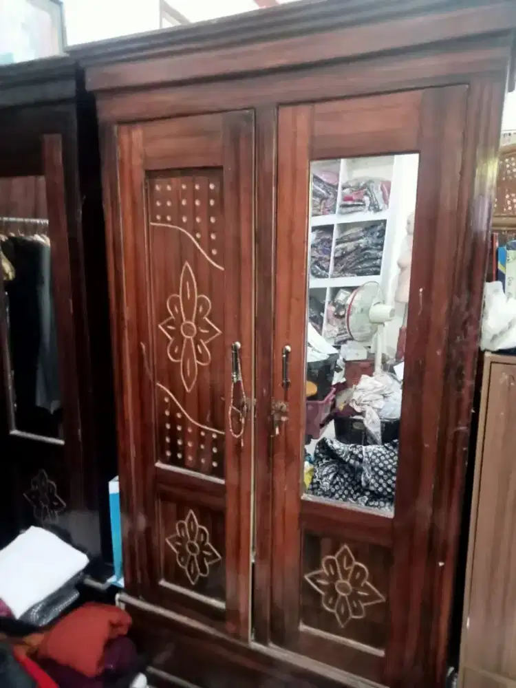 Lemari kayu ukir