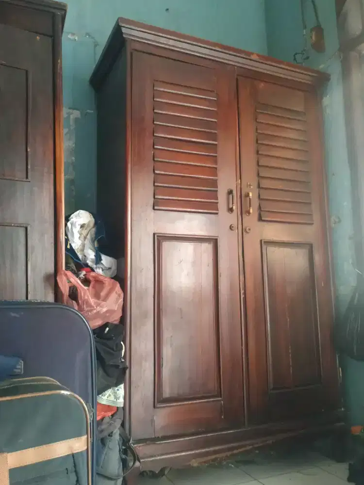 Dijual satu buffet tv dan dua lemari jati