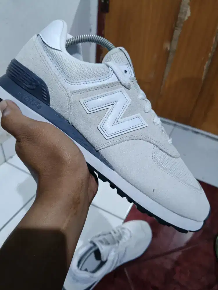 Sepatu NB 574 Classic White Size 43 Kondisi Second Sertifikat Poizon