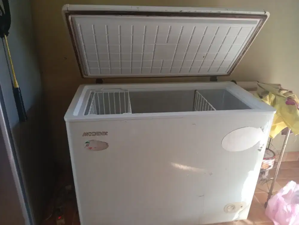 Freezer Modena Besar Perlu Perbaikan