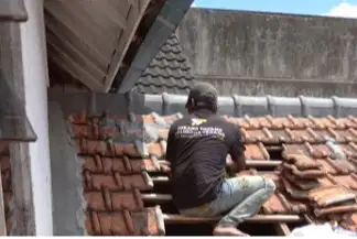Dicari Tukang Benerin Atap Bocor