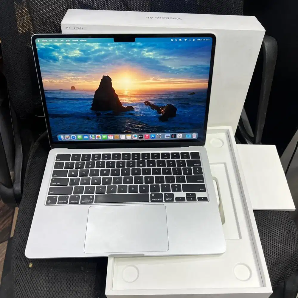 macbook Air M3 256gb ibox 13 inch kondisi terawat fullset original