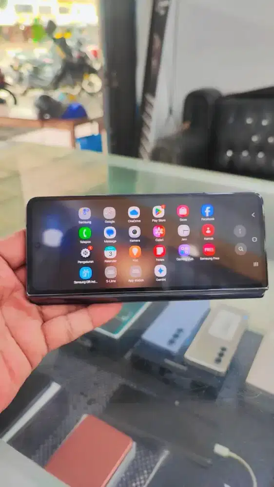 Samsung Galaxy Z Fold4 12/256GB Minus lcd dalam