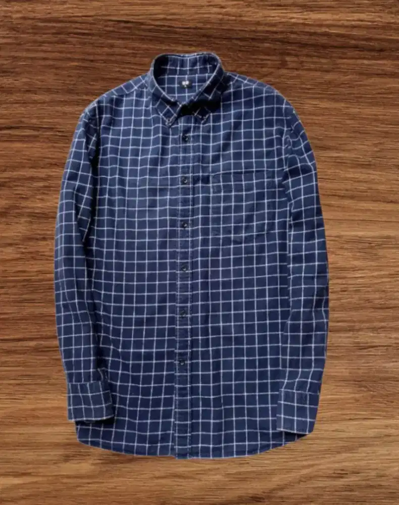 KEMEJA UNIQLO KOTAK BIRU NAVY, SIZE : L (LD110-112, P76)