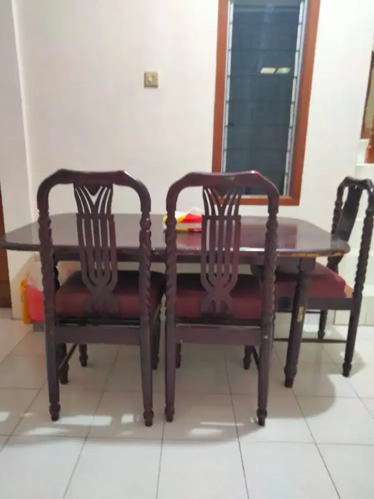 Meja dan kursi makan