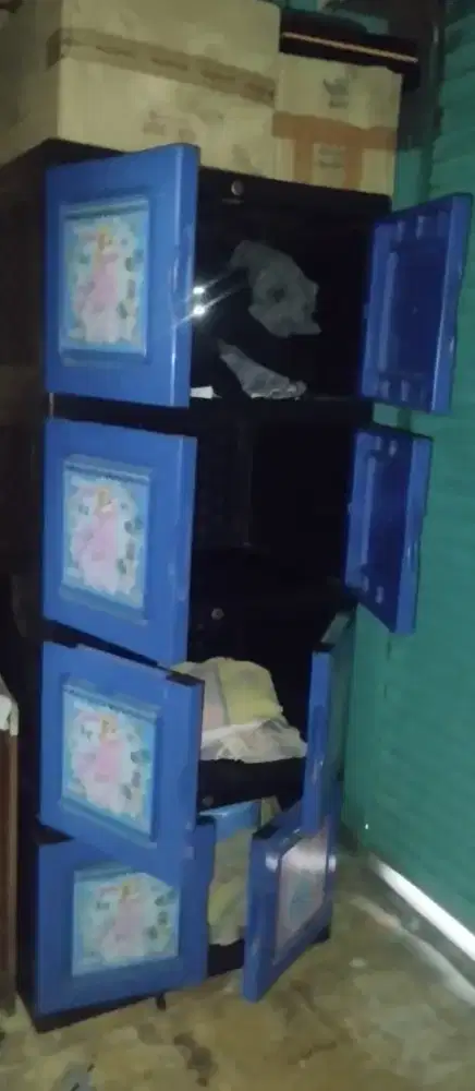 Lemari 4 susun 8 pintu