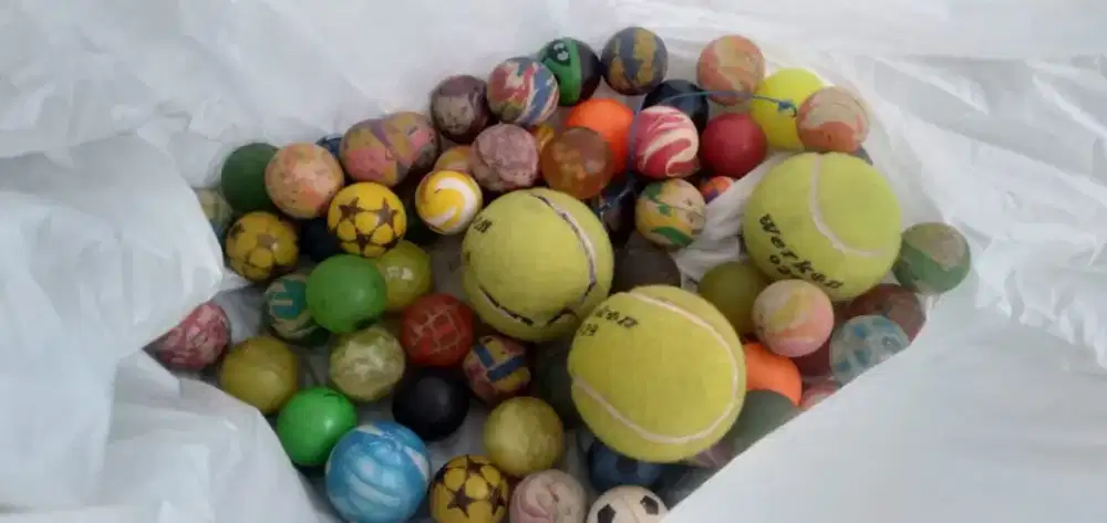 Di jual semua permainan anak bola2 karet ,bola kasti, mainan game air