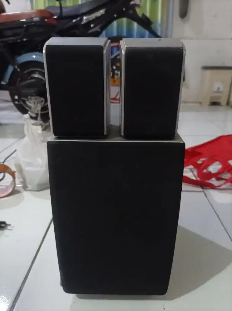 Subwoffer + 2 speaker surround merk sharp