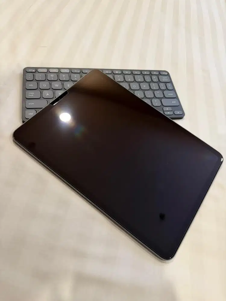 Apple Ipad Pro 2018 11 Inch 256GB Wifi + Logitech Keys to Go 2