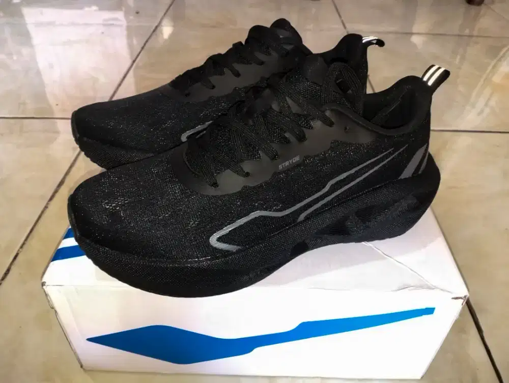 Sepatu running Heiden Heritage STRYDE RIVAL Full Black