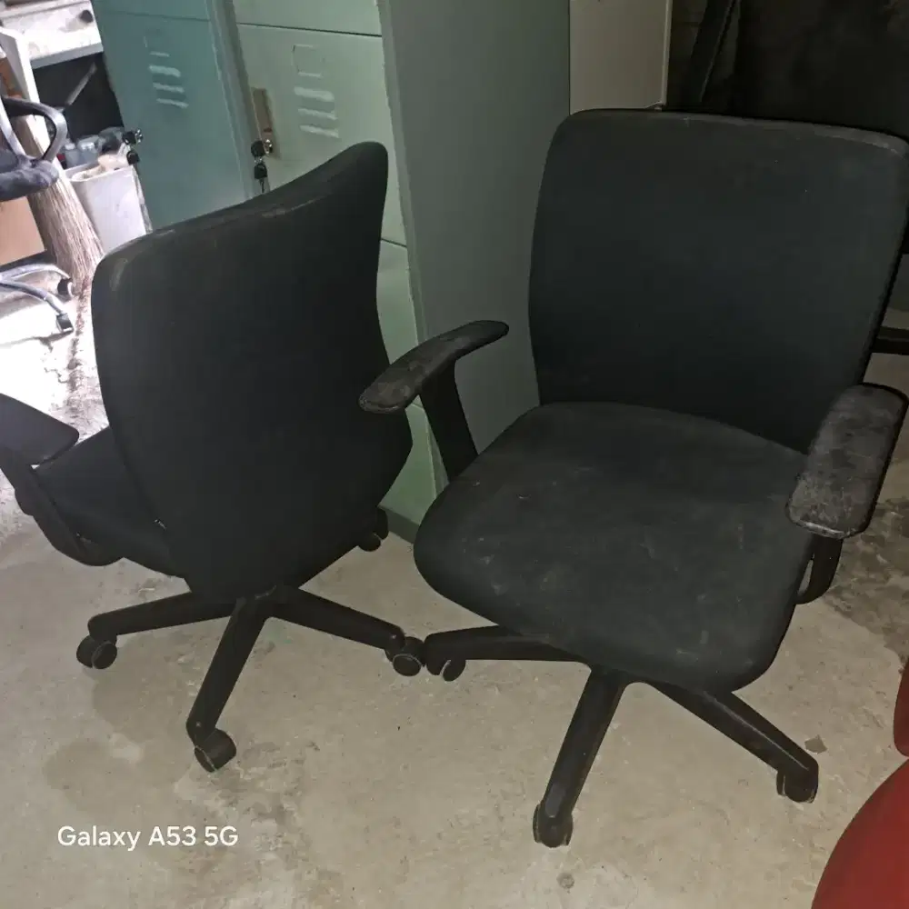 Kursi kantor hitam vinoti