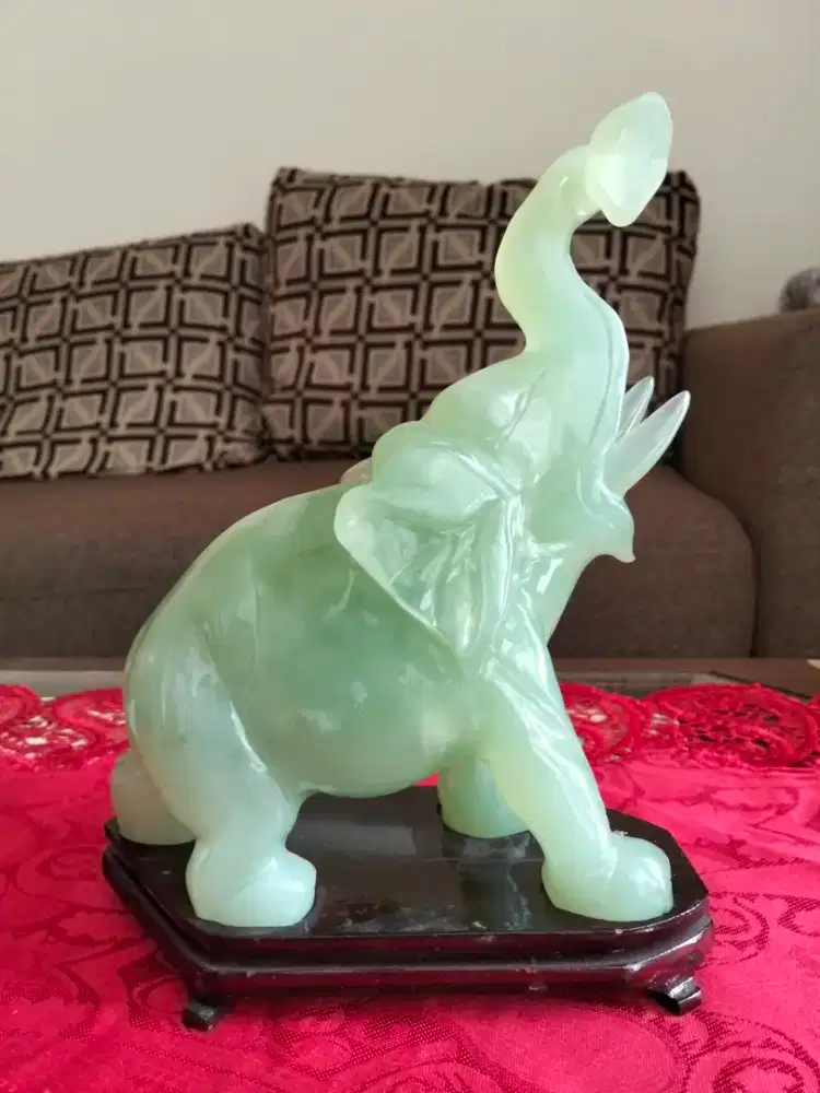 Patung Giok bentuk gajah