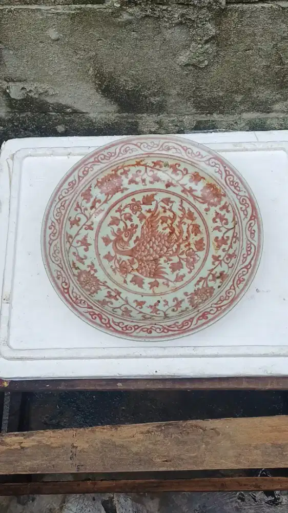 Sebuah piring antik cina merah dalam glasir gambar burung