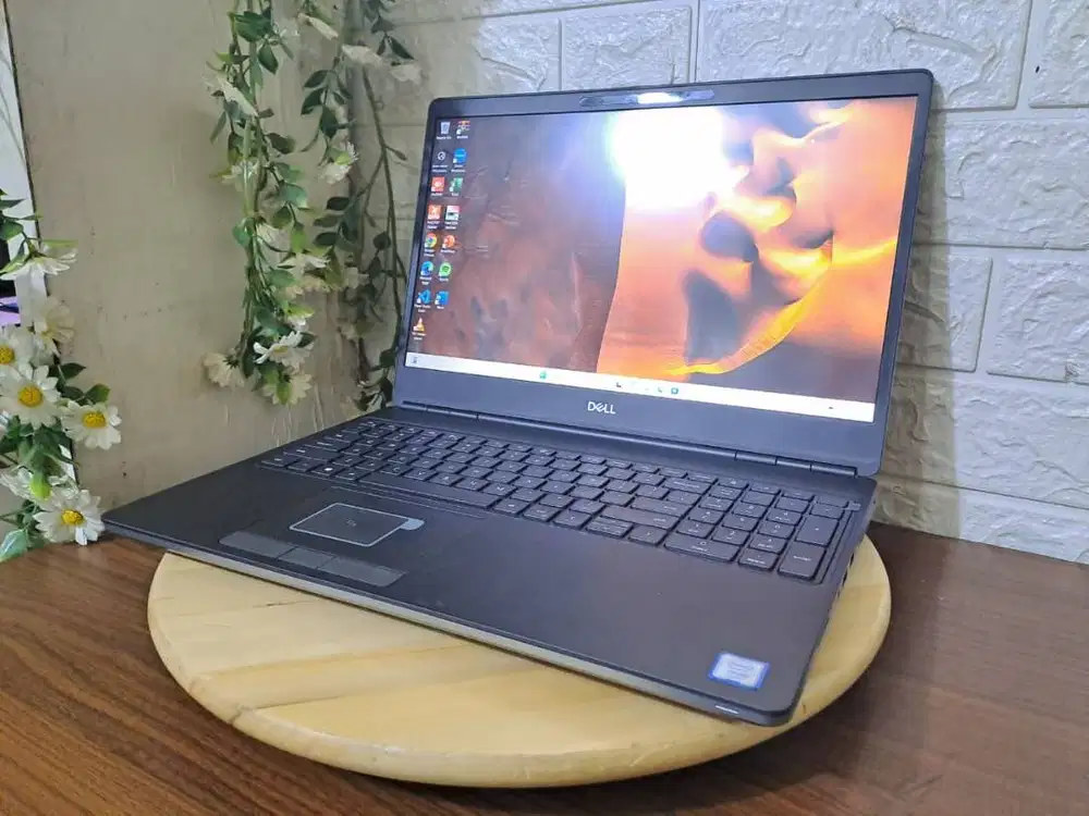 Dell Precision 7550 Intel Xeon W-10855M RAM 32GB SSD 1TB NVIDIA QUADRO