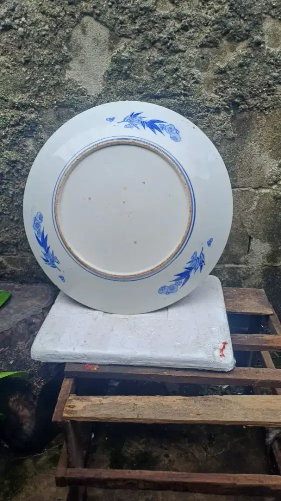 Sebuah piring biru putih gambar putri.