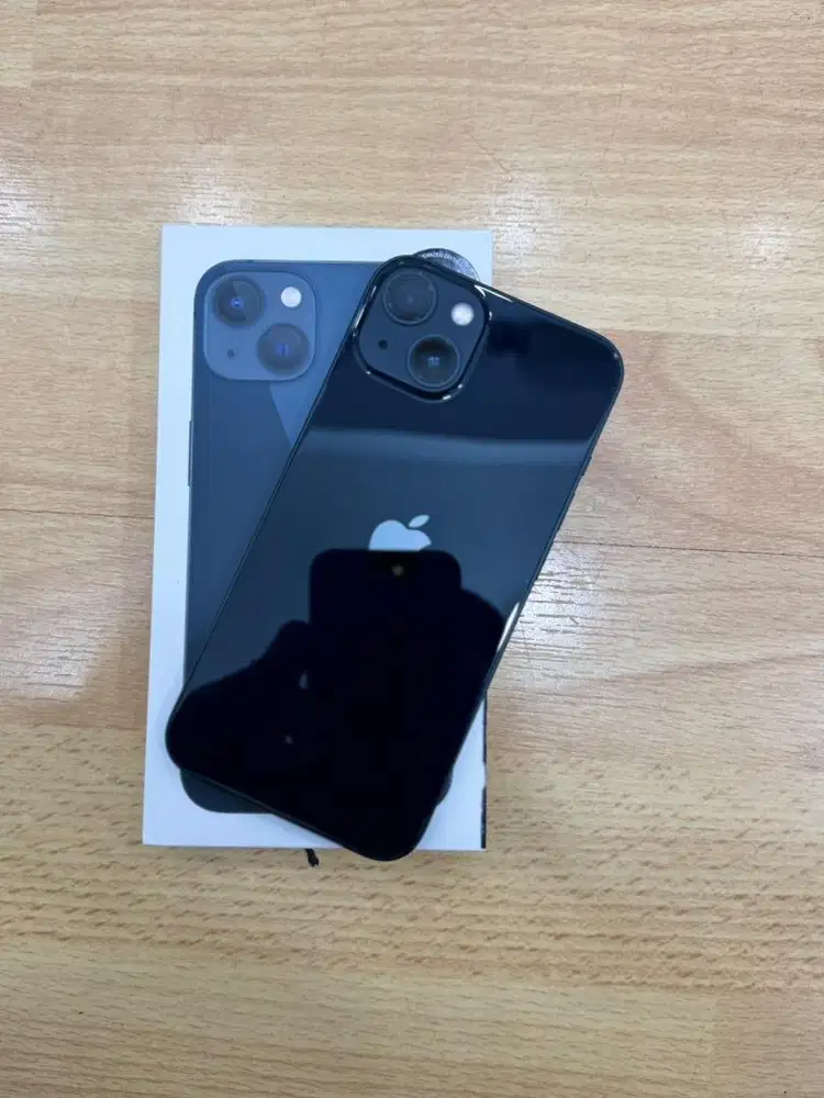 Iphone 13 128Gb midnight second resmi ibox bh 90% garansi on fullset