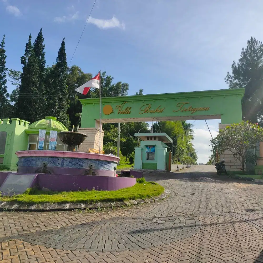 RUMAH DALAM PERUMAHAN ELIT DENGAN FASILITAS KOLAM RENANG