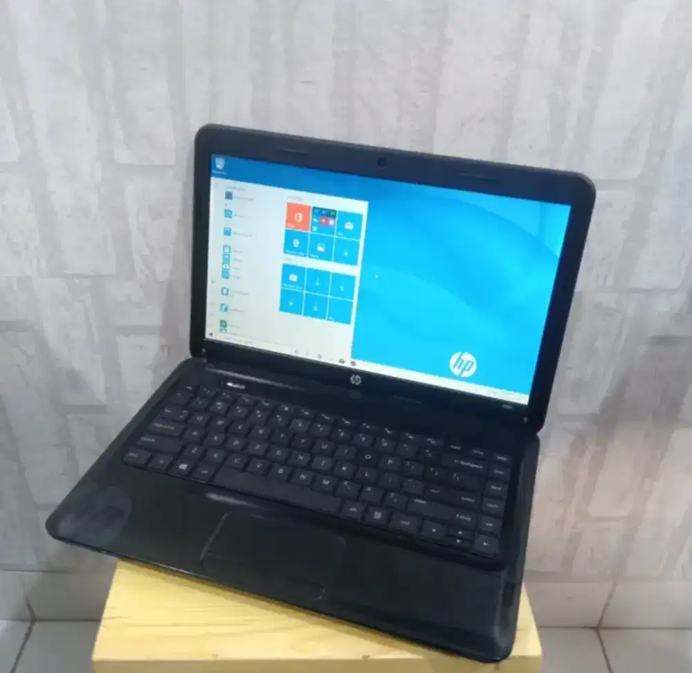 RAM4GB SSD256GB Laptop 14 inch Merek HP 1000 Hawlett Packard NORMAL
