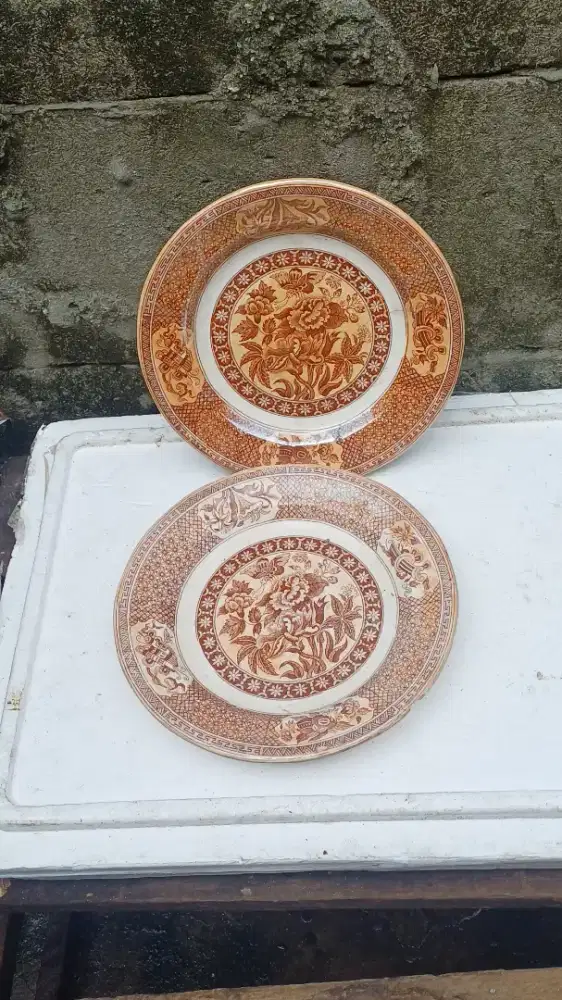 Dua buah piring eropa tua.