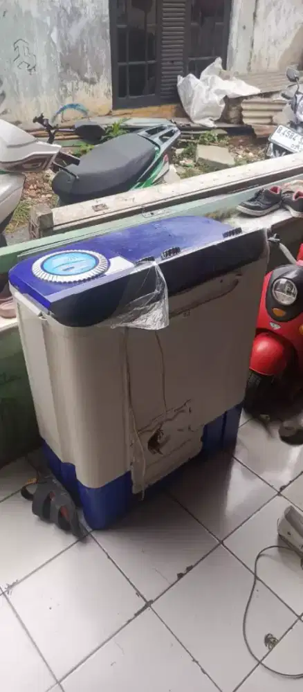 Kulkas Polytron 2 pintu & mesin cuci Aqua