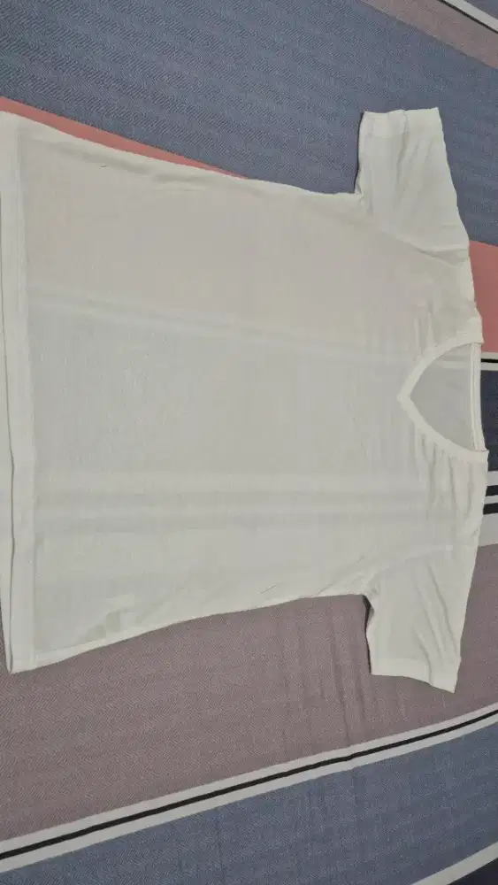 Kaos putih Uniclo M