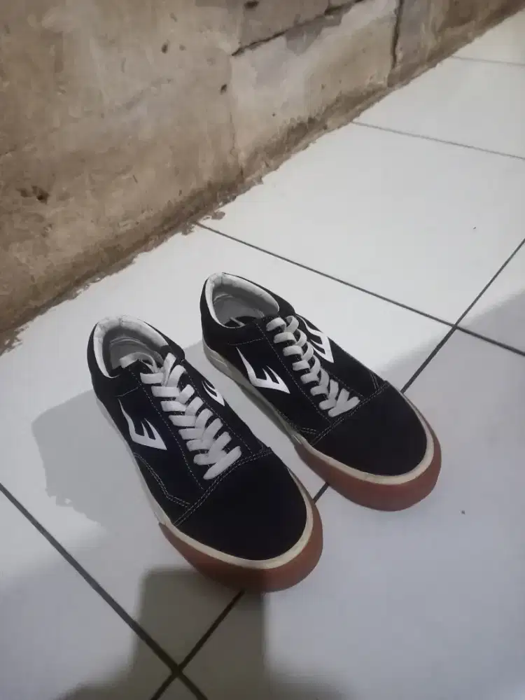 Punya sepatu ga ke pake dijual aja soalnya lagi butuh