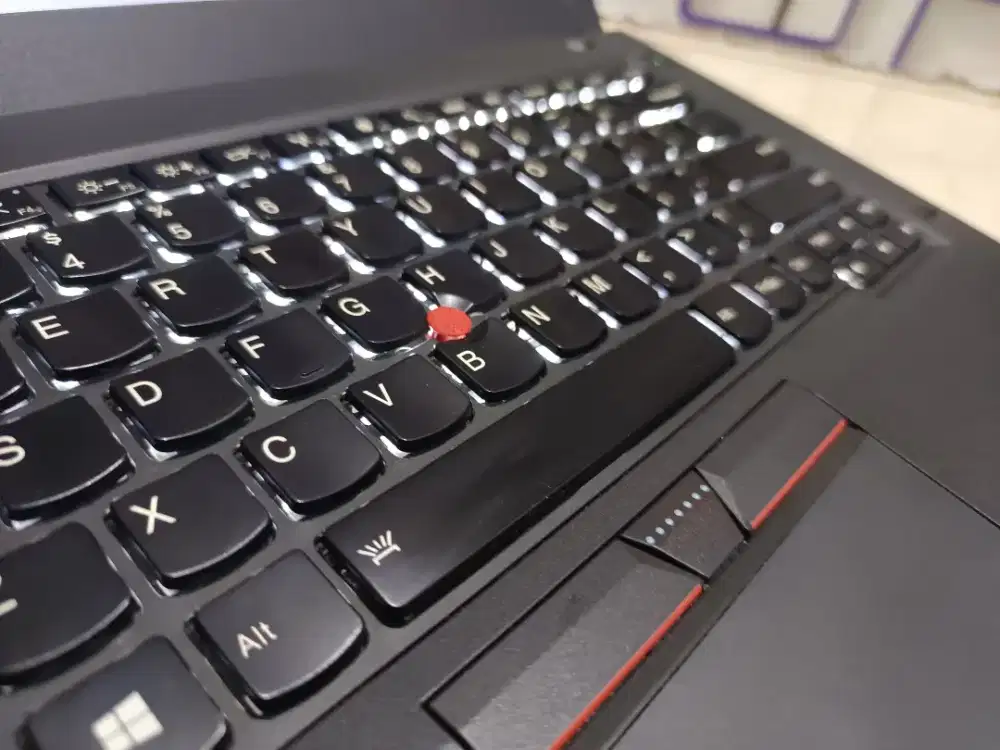 Lenovo Thinkpad core i5-6300U ram 8gb,ssd 256gb,keyboard nyala