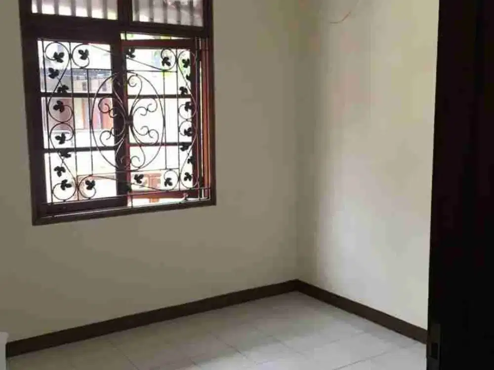 Disewakan rumah siap huni di Perumahan Kemang Pratama 2 Bekasi, dekat sekolah, toll, supermarket, tempat ibadah dll