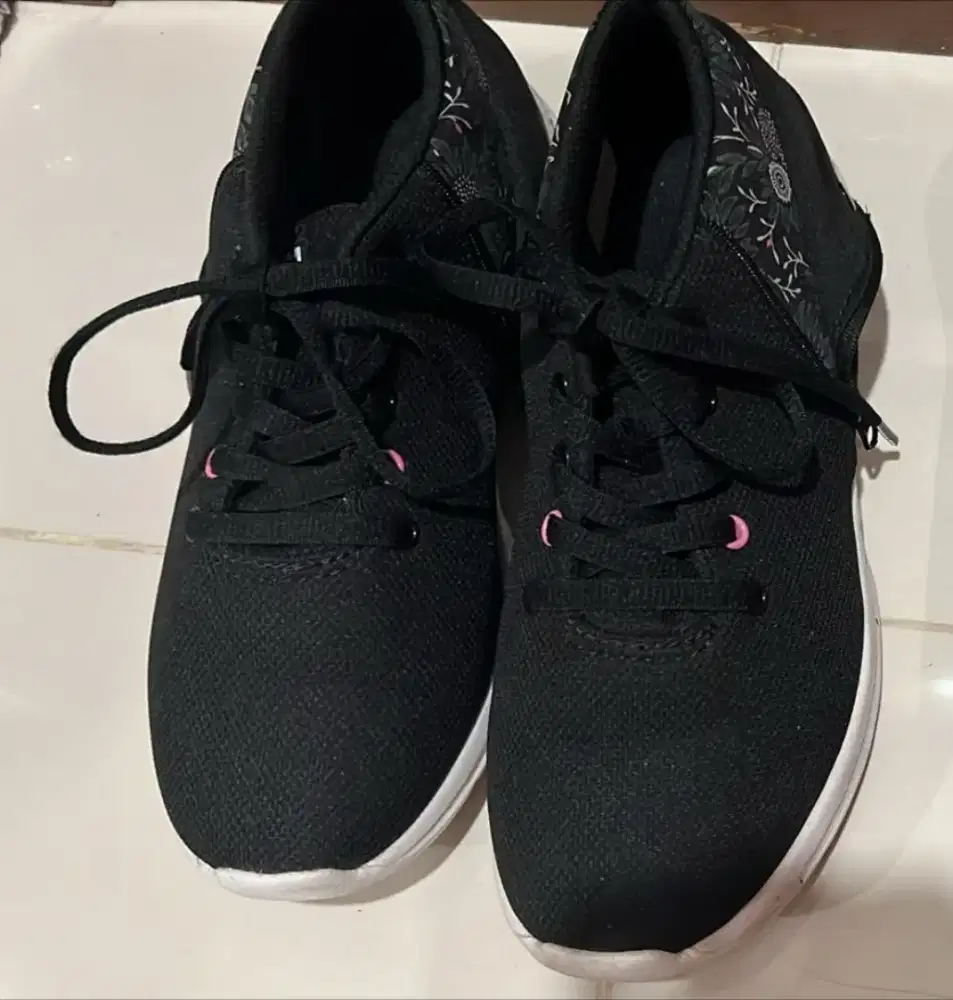 Sepatu Tomkins Hitam