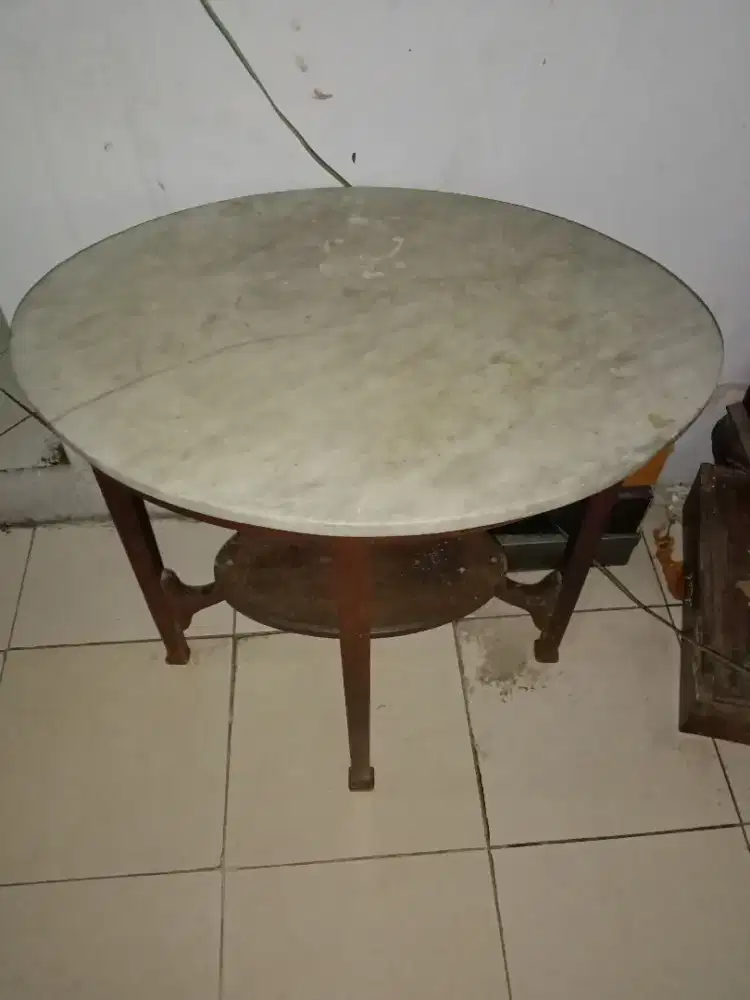 Meja marmer tua jaman voc