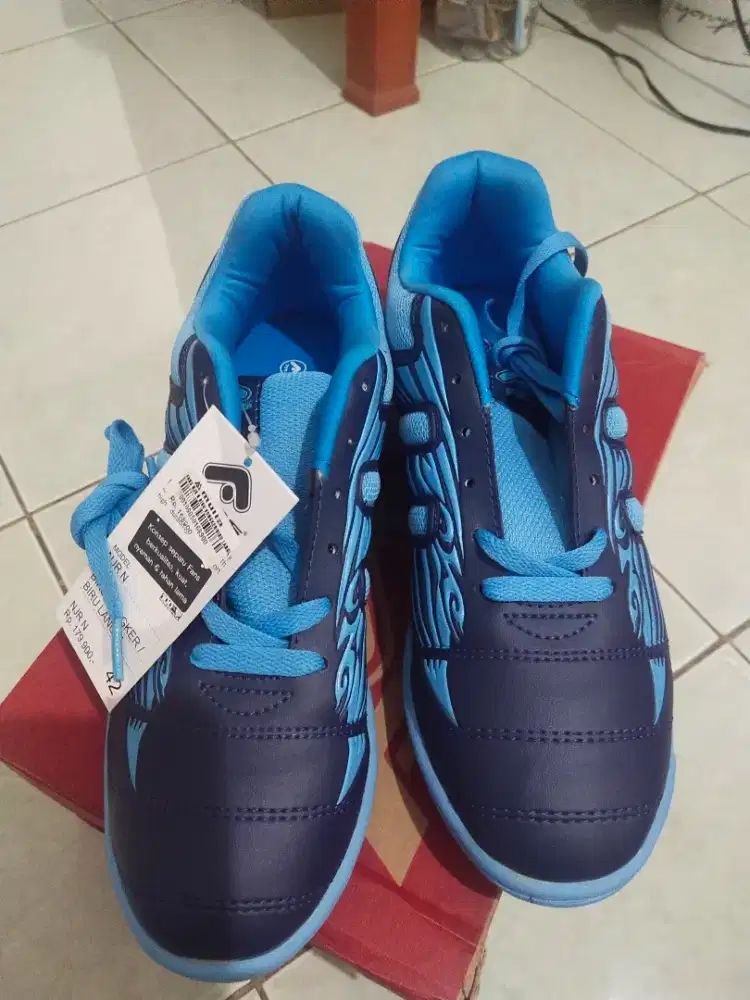 Sepatu Fans biru