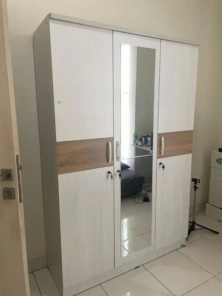 LEMARI SEPERTI BARU