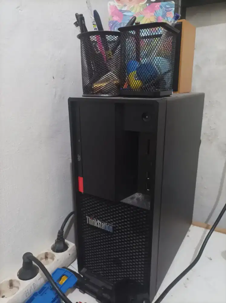 Komputer Lenovo Thinkstation P330 Desktop Monitor
