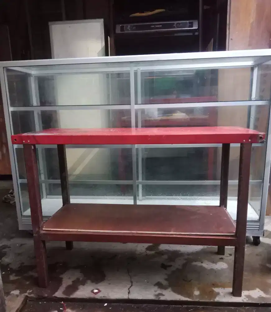 Meja besi serbaguna