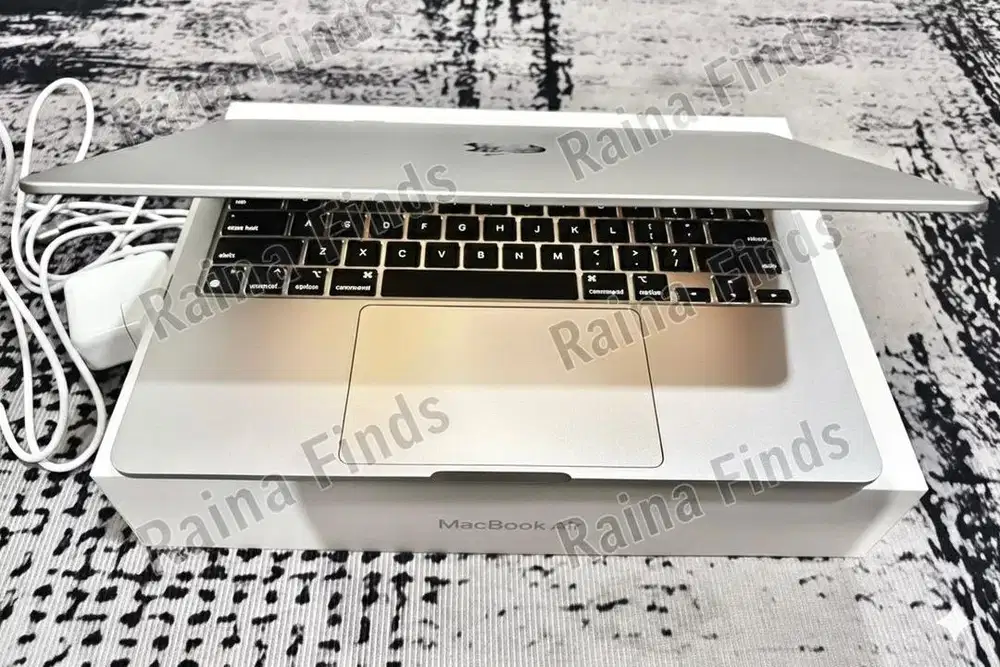 Macbook Air M3 - 13,6” SILVER - SECOND MULUS 100%