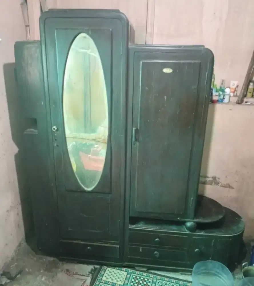 Lemari Kuno Antik