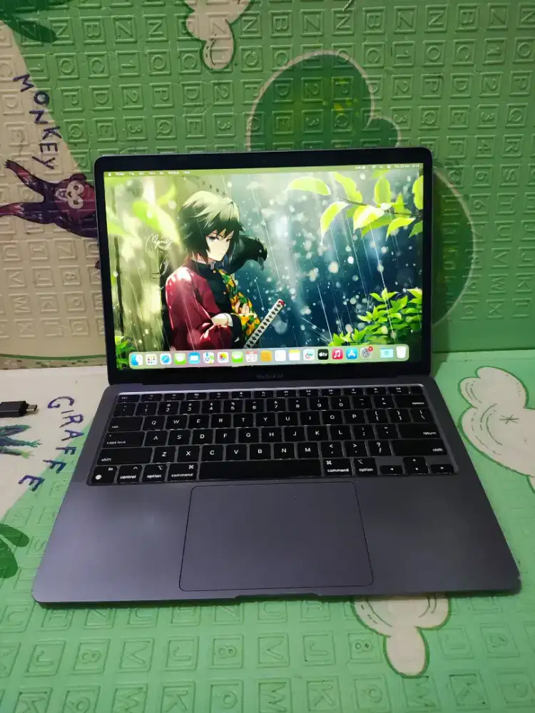 MacBook Air M1 2020
Keyboard Nyala
Chip: Apple M1
Ram 8 GB
SSD 256 GB