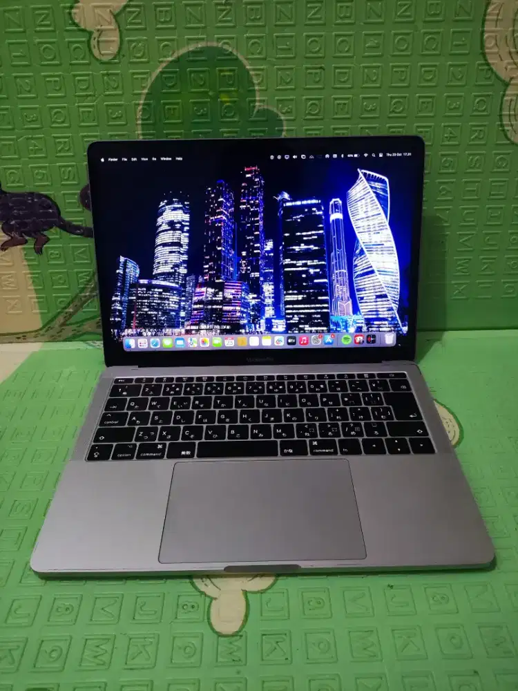 MacBook Pro Retina 2017 
Keyboard Nyala Core i5
Ram 8GB/SSD 256GB