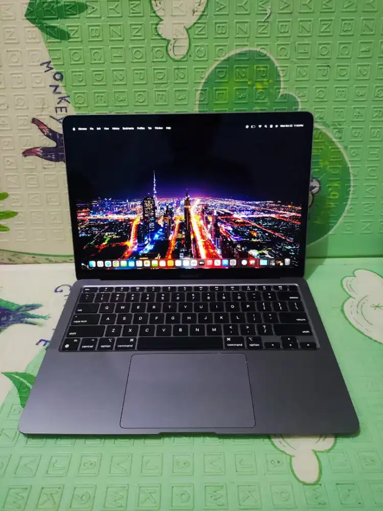 MacBook Air Retina M1 2020
Chip: Apple M1
Ram 8 GB
SSD 256 GB