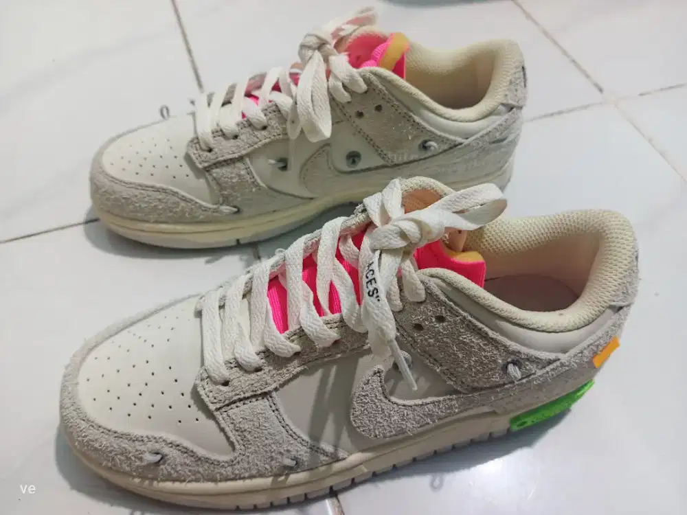 Sepatu nike warna putih abu2