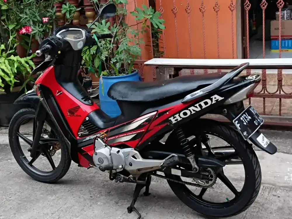*HONDA SUPRA X 125R HITAM AROMA MERAH