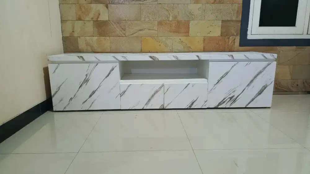 Meja TV gantung minimalis